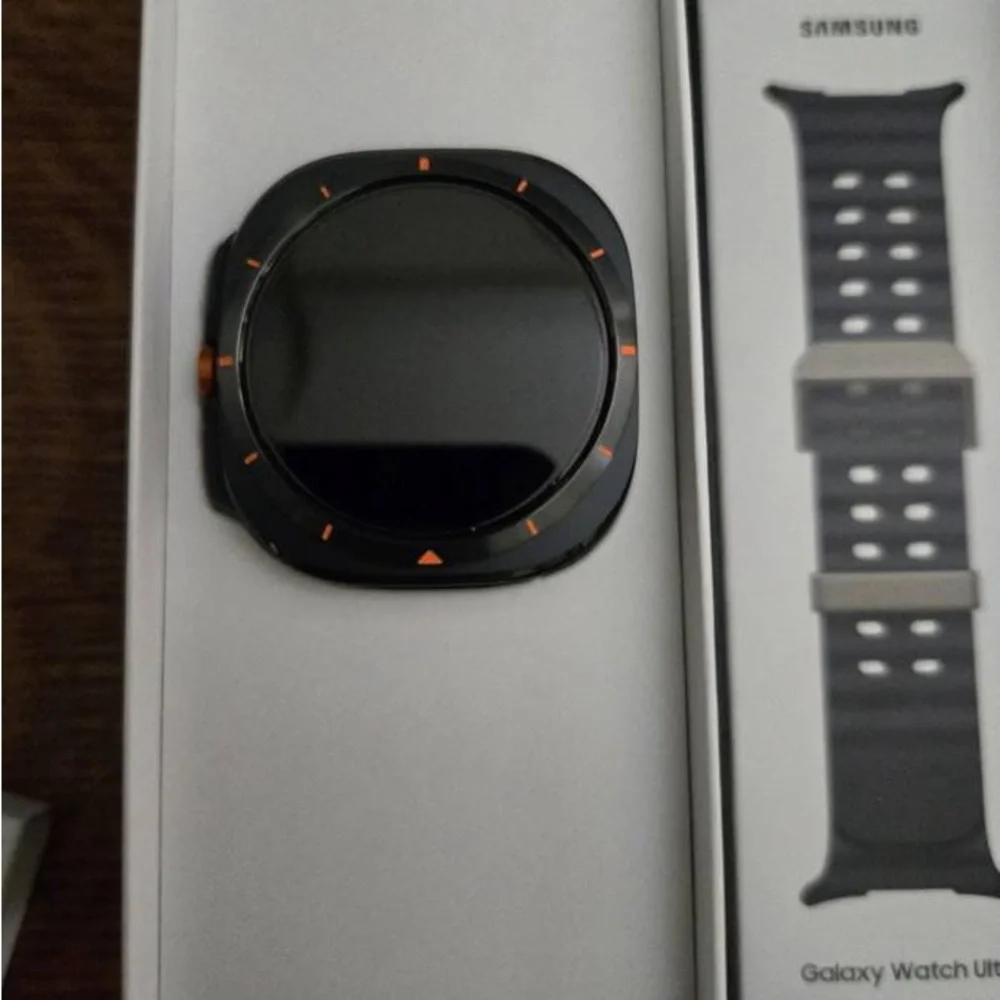 Samsung Galaxy Watch Ultra -7- titanium grey face Black band